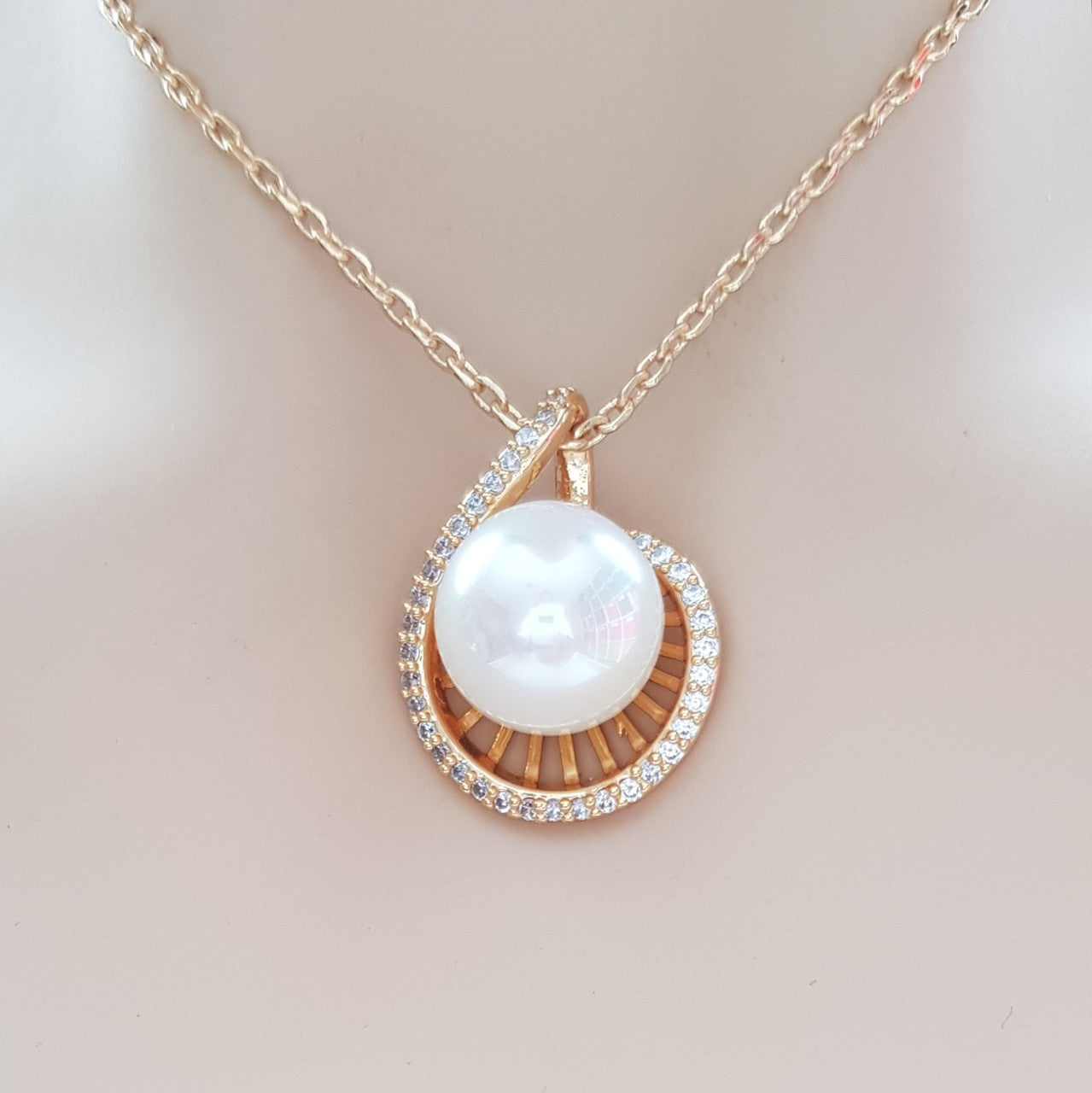 Large Pearl Necklace in Gold-Jen